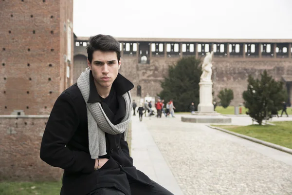 Yakışıklı genç adam dışarıda antik kale veya bina — Stok fotoğraf