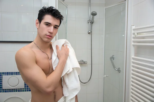 Aantrekkelijke jonge Bare Muscular Man na het nemen van een douche — Stockfoto