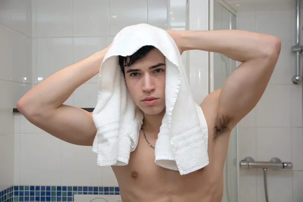 シャワーを浴びた後の筋肉の男を裸します。 — ストック写真