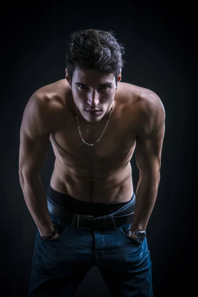 Pohledný mladý muž svalové košili — Stock fotografie