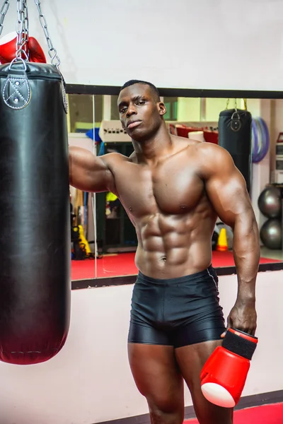 Мускулистые мужчины боксер рядом с боксерской грушей — стоковое фото