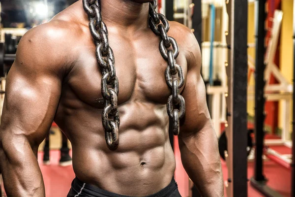 Zwarte mannelijke bodybuilder poseren met ijzeren ketting — Stockfoto