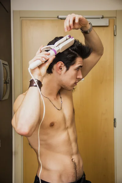 Desnudo hombre planchar su pelo corto en su habitación — Foto de Stock