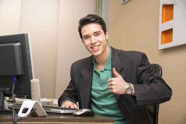 Jungunternehmer sitzt im Büro — Stockfoto