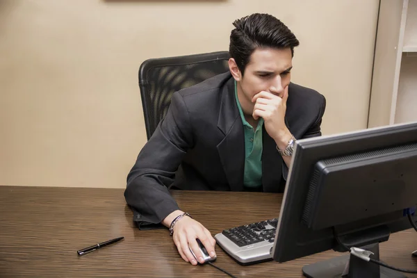 Ung affärsman sitter vid sitt skrivbord — Stockfoto