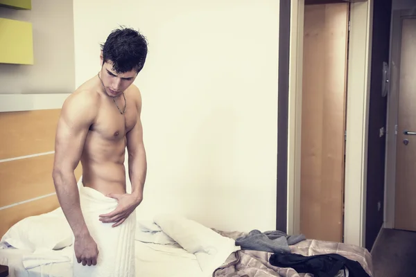 Uomo senza camicia coperto di asciugamano — Foto Stock