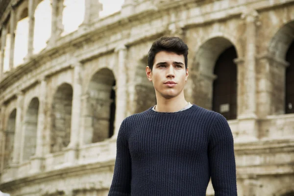 Hombre de pie frente al Coliseo Roma — Foto de Stock