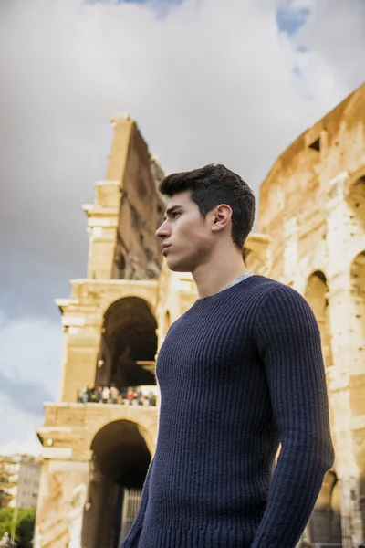 Man in Rome standing in front of the Colosseum — Stock Photo, Image