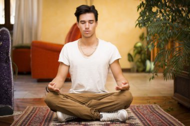 Adam onun oturma odasında yere meditasyon