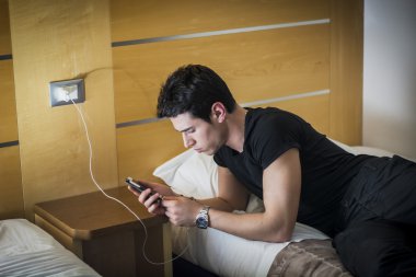 Ciddi Genç Adam Bir Şarj Telefonunu Bağlıyor