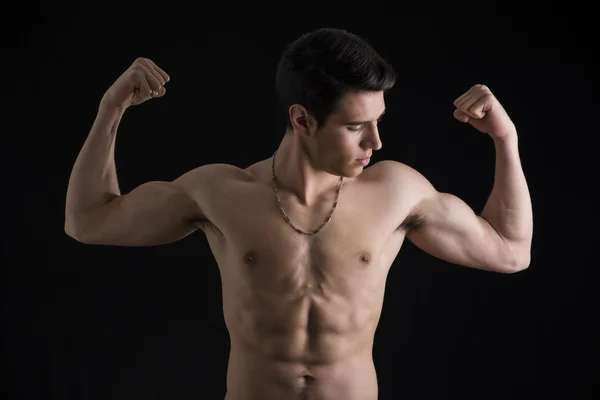 Košili svalnatý muž pózuje dvojitý biceps — Stock fotografie