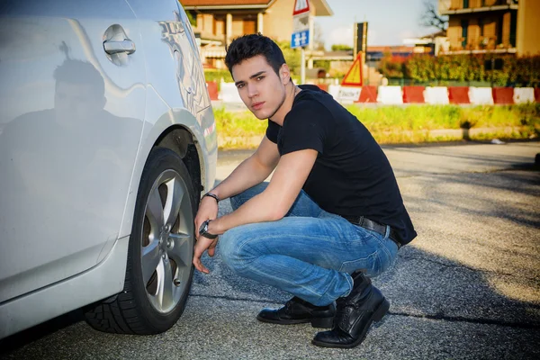 Uomo cambiando gomme — Foto Stock