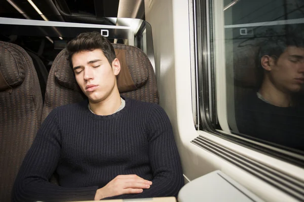 Чоловік спить під час подорожі поїздом — стокове фото