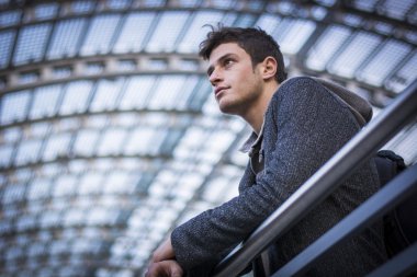 Modern bina, istasyonu veya Havaalanı içinde çekici genç adam