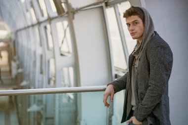 Modern bina, istasyonu veya Havaalanı içinde çekici genç adam