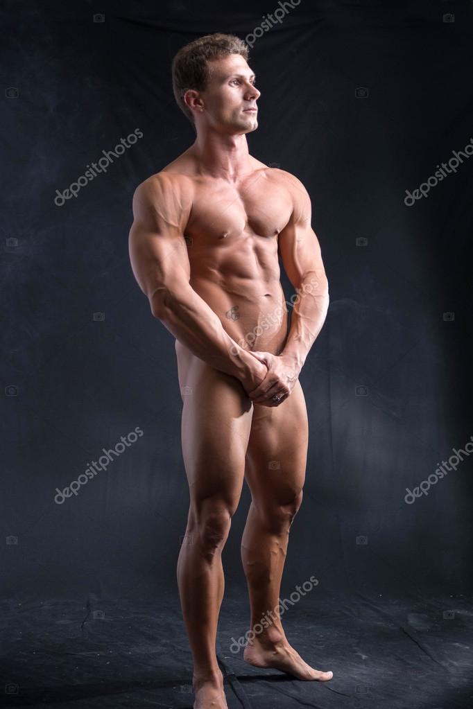 男性 bodybuilder nude 完全に裸の男性のボディービルダーの手で性器を隠す — ストック写真 © artofphoto #70607329