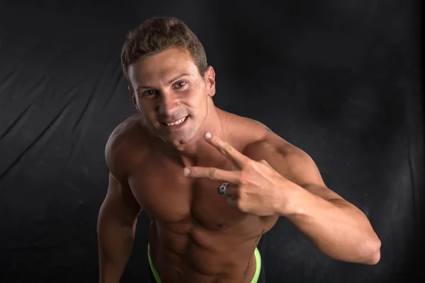 Knappe shirtless bodybuilder schot van bovenaf, permanent — Stockfoto