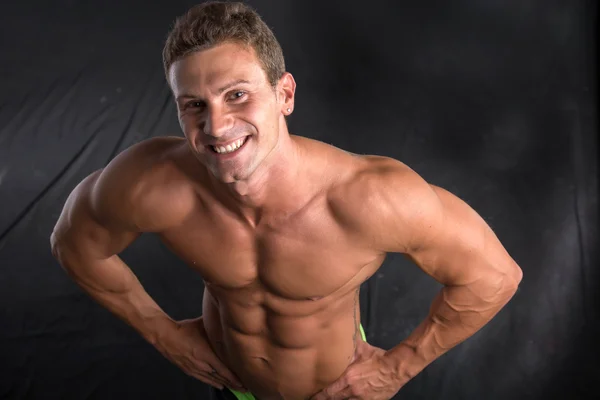 Knappe shirtless bodybuilder schot van bovenaf, permanent — Stockfoto