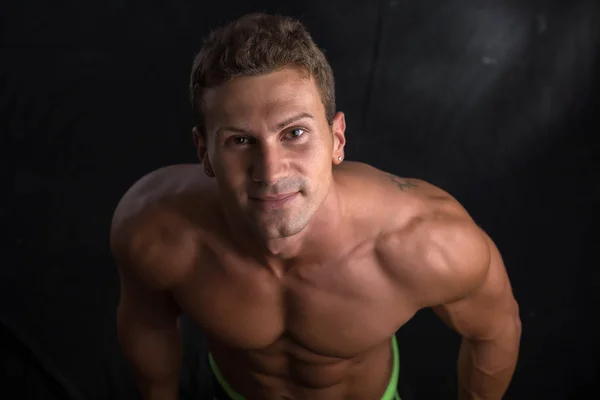 Gut aussehend nackter Oberkörper Bodybuilder erschossen von oben — Stockfoto