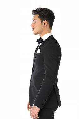 Zarif genç adamın profil takım elbise ve papyon ile