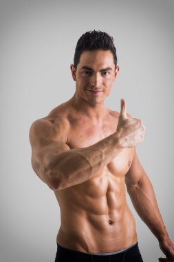 Kaslı adam işareti Yaşasın gösterilen