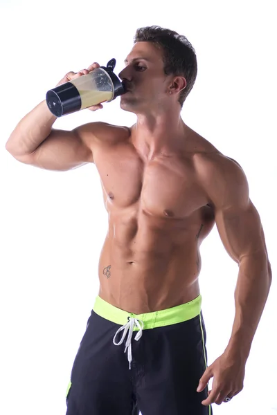 Proteina holding muscoloso torso nudo maschile bodybuilder agitare la bottiglia — Foto Stock