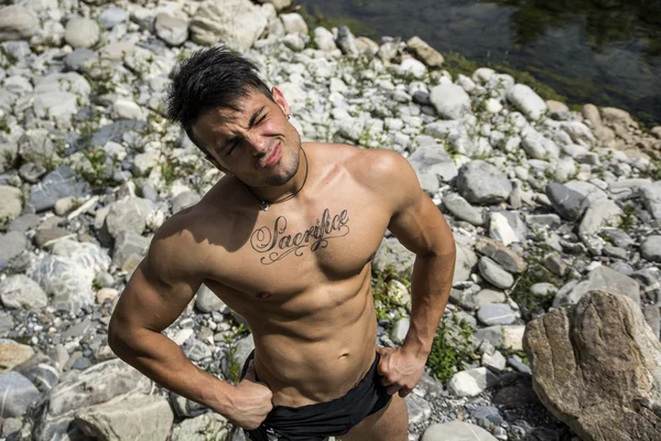 Muskulös bar överkropp ung man i naturen — Stockfoto