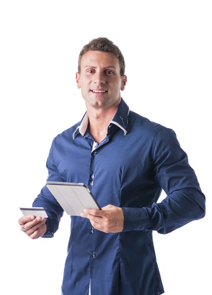 Ung affärsman Holding ett kreditkort och Tablet PC — Stockfoto