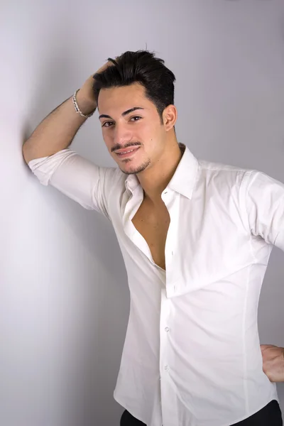 Jovem atraente elegante com camisa branca — Fotografia de Stock