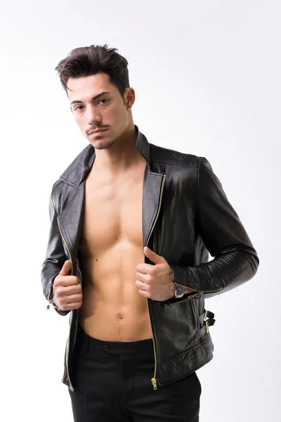 Joven atractivo con chaqueta de cuero en torso desnudo —  Fotos de Stock