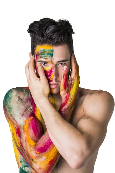 Atraktivní mladý muž bez košile, kůže maloval všude s barvami — Stock fotografie