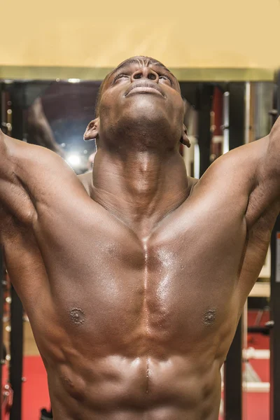 Hunky muscular black bodybuilder working out — Stock Photo, Image