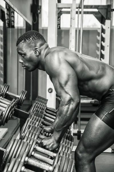 Beau bodybuilder mâle noir au repos après la séance d'entraînement — Photo