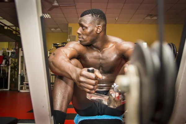 Bodybuilder nero muscolare Hunky allenandovi in palestra — Foto Stock