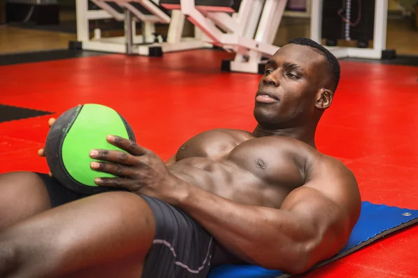Hunky muscular black bodybuilder working out — Stock Photo, Image