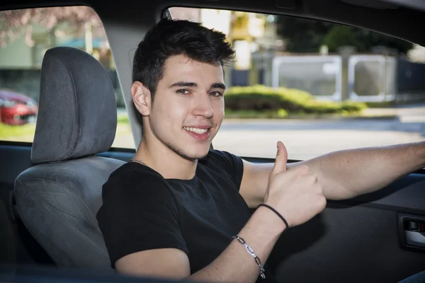 Hombre o adolescente haciendo pulgar conducir coche —  Fotos de Stock