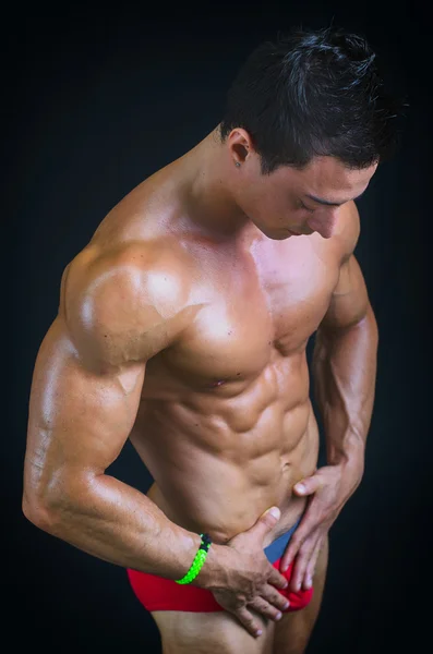 Profiel van:: gespierde bodybuilder ontspannen in ondergoed — Stockfoto