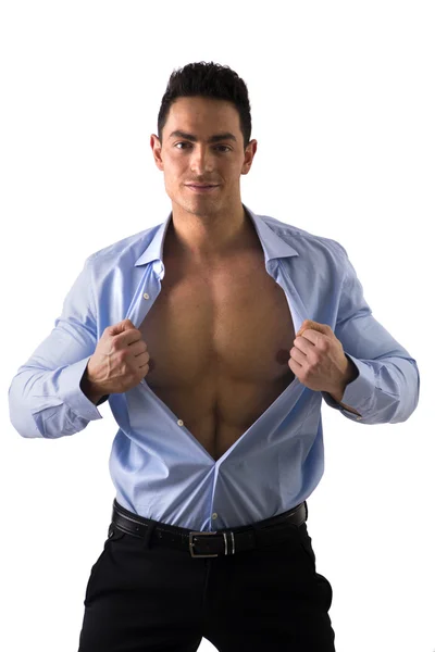 Giovane uomo visualizzati i suoi muscoli addominali e pettorali apertura camicia — Foto Stock