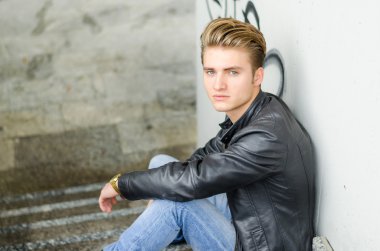 Çekici bir genç adam siyah deri ceket