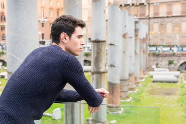 Homem em Roma, Itália, vendo ruínas antigas — Fotografia de Stock