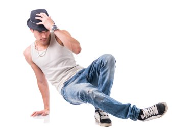 Hip hop dansçısı bazı hareketler gösteriyor