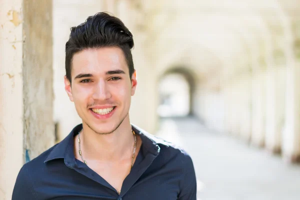 Sorrindo jovem olhando para a câmera — Fotografia de Stock