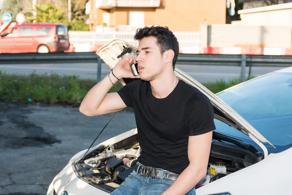 Homem tentando reparar um carro e buscando ajuda — Fotografia de Stock