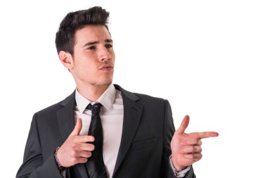 Genç işadamı güvenle parmakları bir tarafına işaret