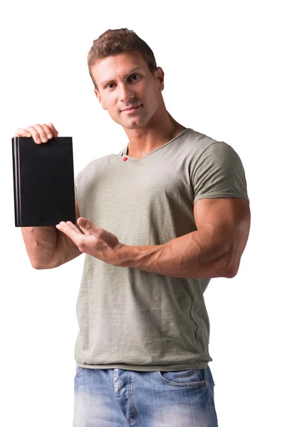 Usmívající se mladý muž, který držel a ukazující obal knihy — Stock fotografie
