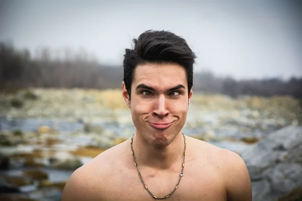 Shirtless young man outdoor doing silly face — kuvapankkivalokuva