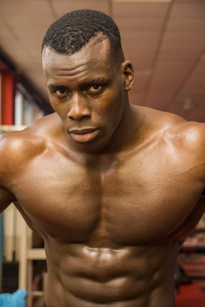 Bodybuilder de black musclé Hunky entraînais dans la salle de gym — Photo