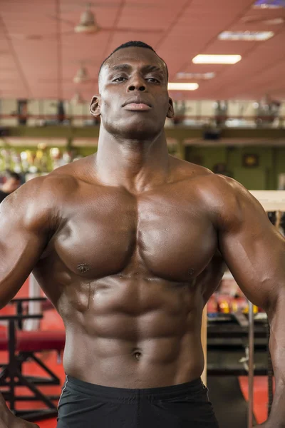 Bodybuilder mâle noir attrayant hunky dans la salle de gym — Photo