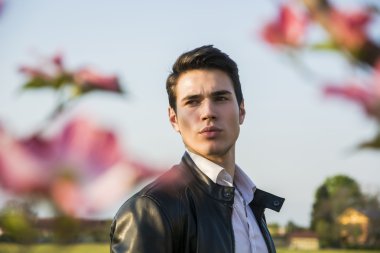 couuntryside, çiçekler arasında iyi görünümlü erkek modeli