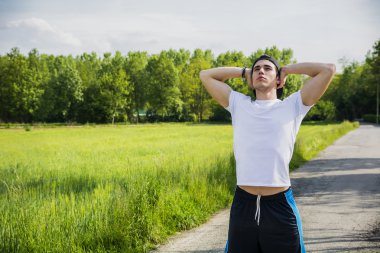 Genç adam yolun ortasında duran çalıştırdıktan sonra dinlenme